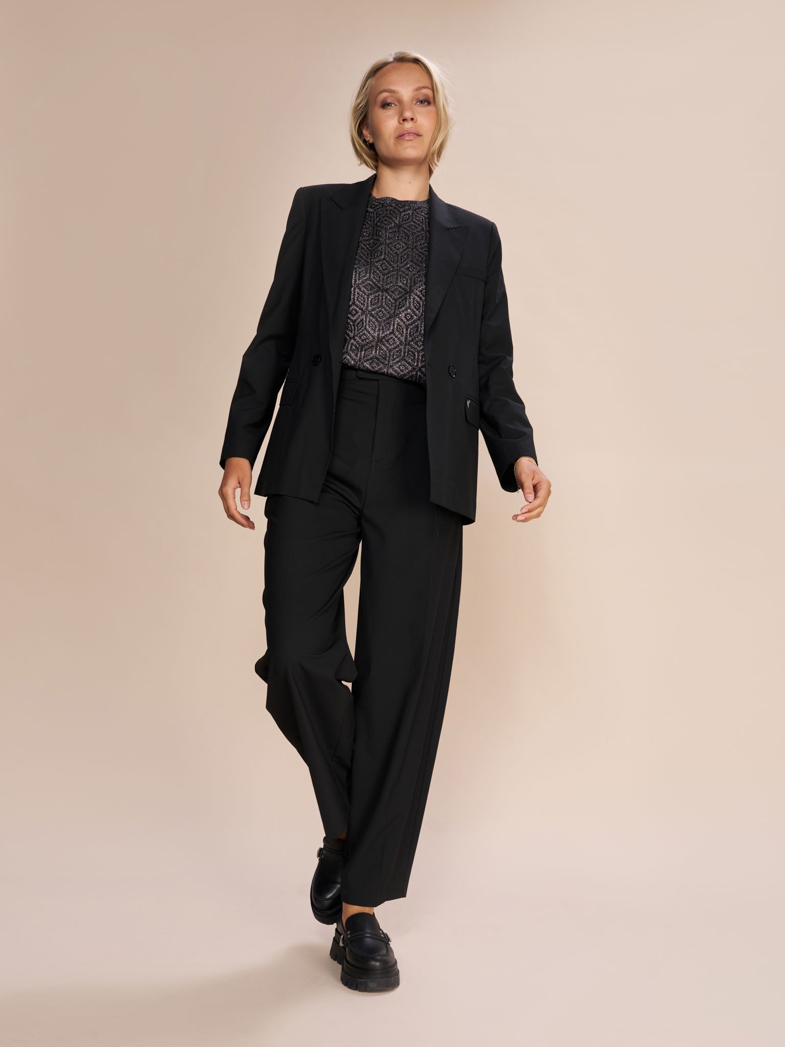 Modelshot / Black / Detail